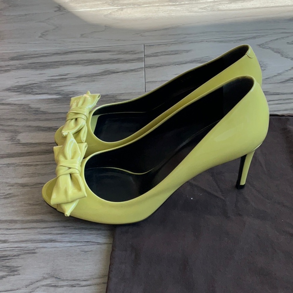 Gucci Clodine Yellow Patent Leather Bow Peep-Toe Pump Size 37.5 Party Statement - Picture 4 of 15